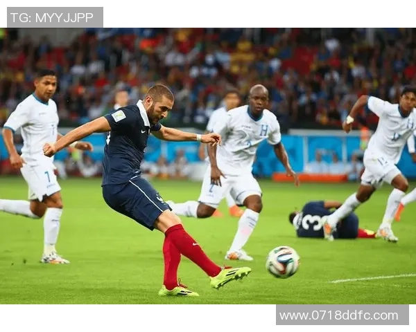 经典足球明星精彩瞬间集锦展现运动魅力与激情的完美结合 经典足球明星精彩瞬间集锦展现运动魅力与激情的完美结合